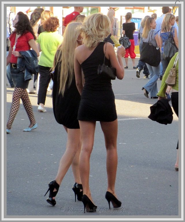 fly-girls-in-high-heels-on-the-street-in-moscow.jpg