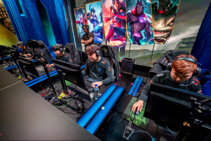 2018 MSI 결승전 현장 사진 3_2018 MSI 결승전에서 경기에 집중하고 있는 한국의 킹존 드래곤X.jpg