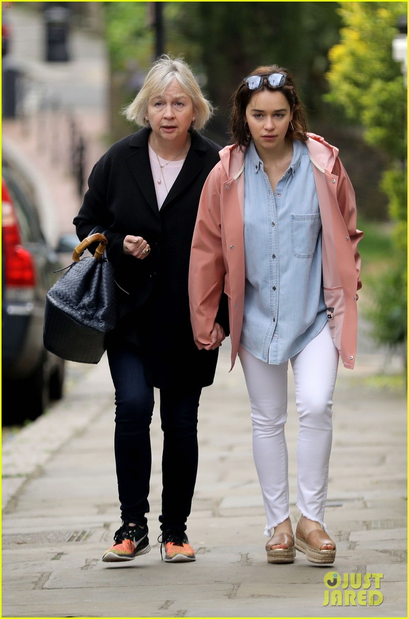 emilia-clarke-takes-sweet-stroll-with-her-mom-after-urging-uk-citizes-to-vote-03.jpg