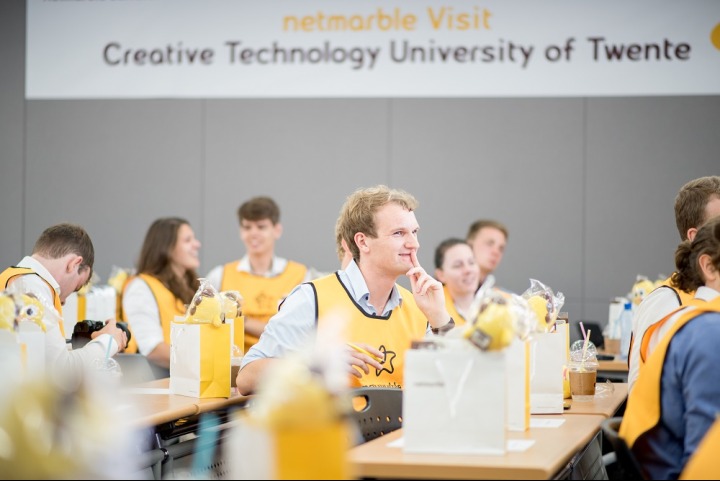 넷마블문화재단_네델란드 트벤떼 창조기술 대학교 학생들이 넷마블견학프로그램에서 특강을 듣고 있다.jpg