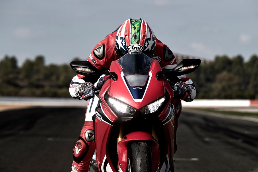 2018-Honda-CBR1000RR-Fireblade_8.jpg