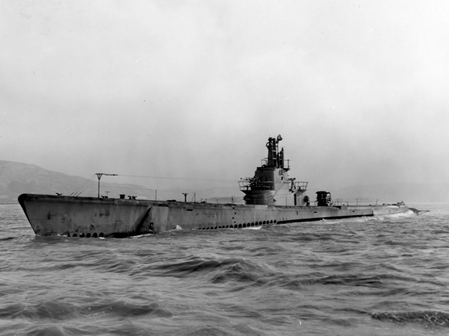 USS_Barb_(SS-220)_underway_in_May_1945.jpg