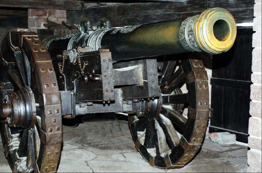 Cannon,_Château_du_Haut-Koenigsbourg,_France.jpg