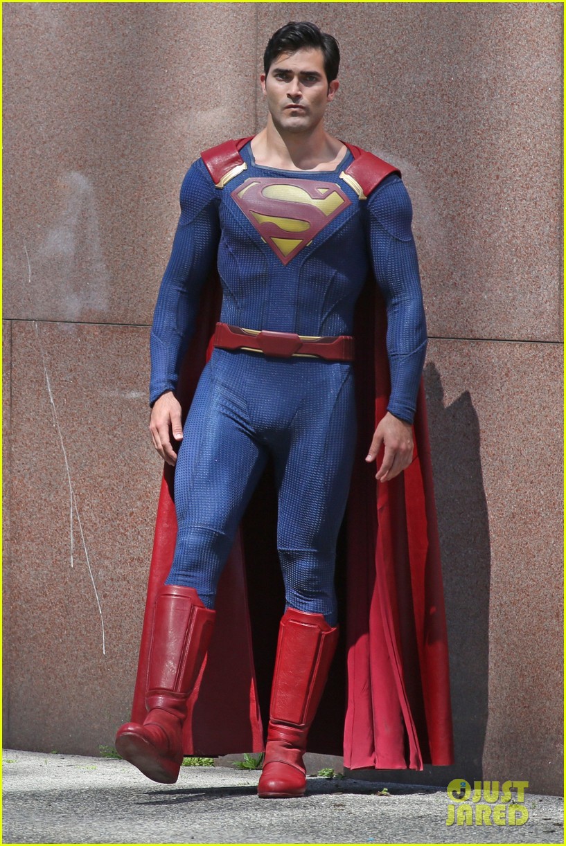 tyler-hoechlin-saves-day-on-supergirl-as-superman-filming-12.jpg