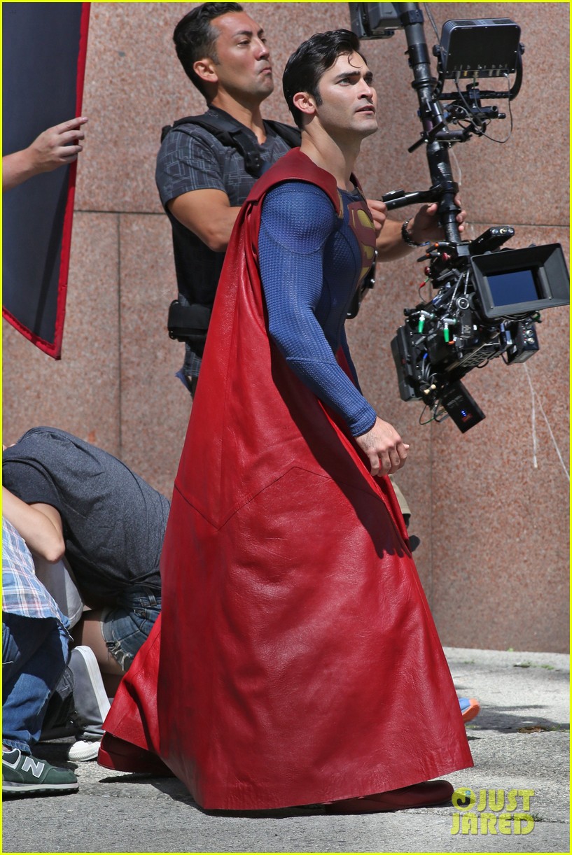 tyler-hoechlin-saves-day-on-supergirl-as-superman-filming-03.jpg