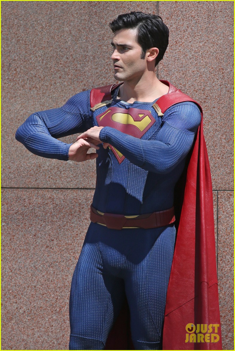 tyler-hoechlin-saves-day-on-supergirl-as-superman-filming-11.jpg