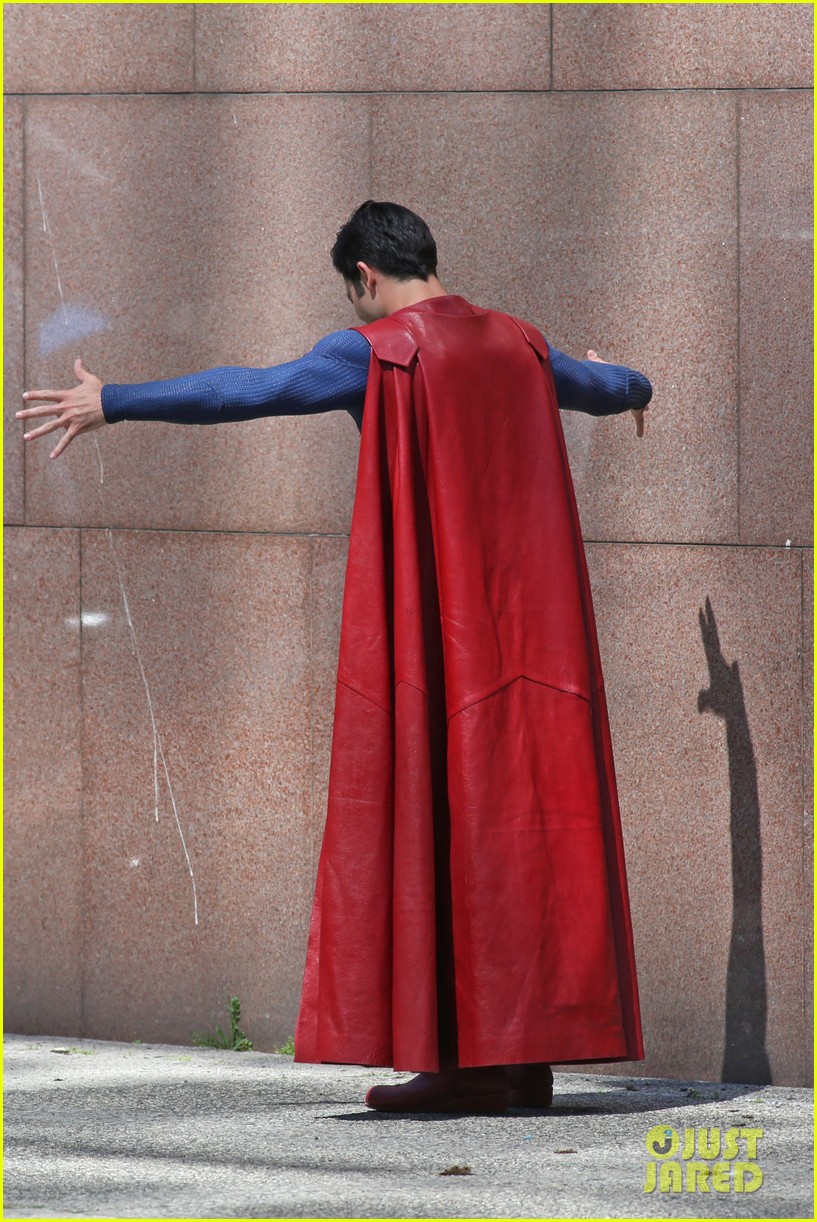 tyler-hoechlin-saves-day-on-supergirl-as-superman-filming-14.jpg