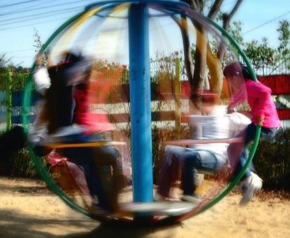 위험성 때문에 놀이터에서 사라진 놀이기구.JPG_1.jpg