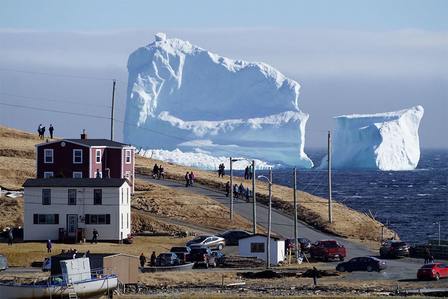 캐나다 어촌마을 해안에 떠내려온 거대 빙산1.jpg