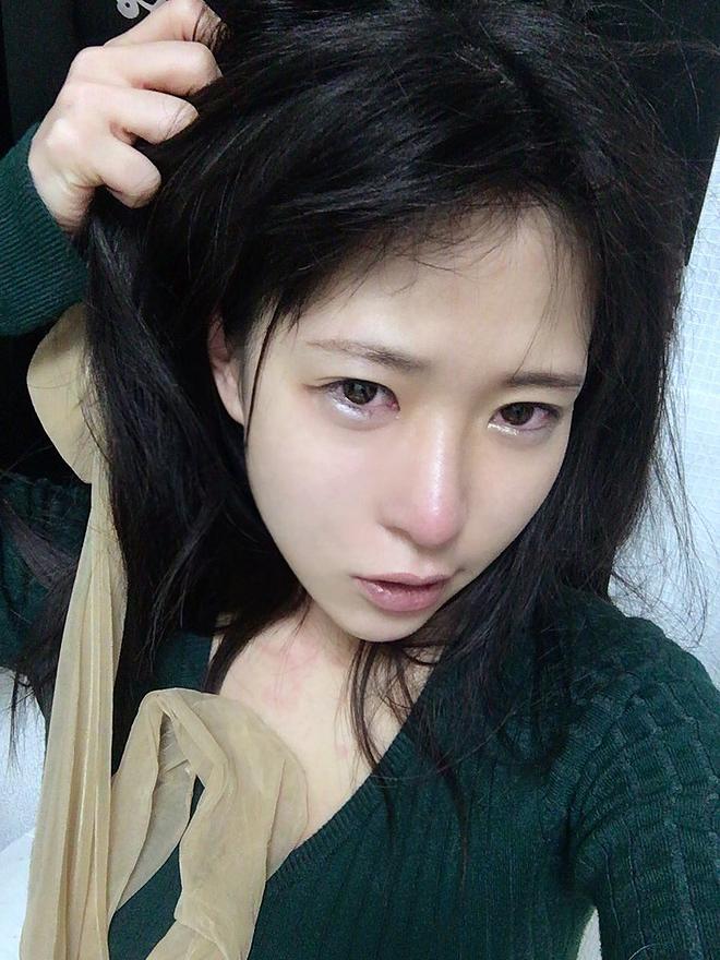 스타킹 뒤집어 쓰고 셀카찍는 여성_3.jpg