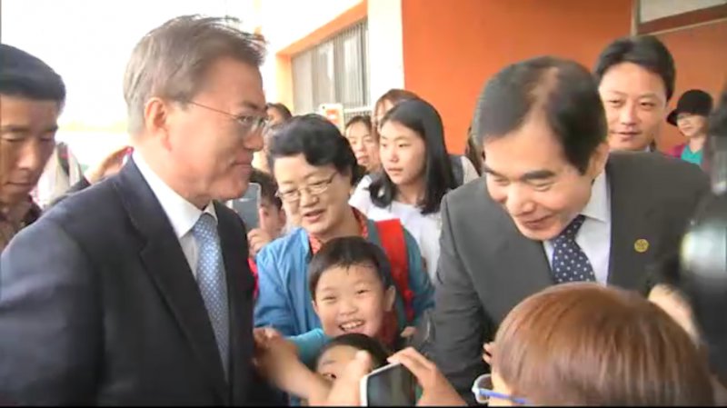 사인 받을 종이 애타게 찾는 아이 기다려준 문재인 대통령 (스압)_2.png