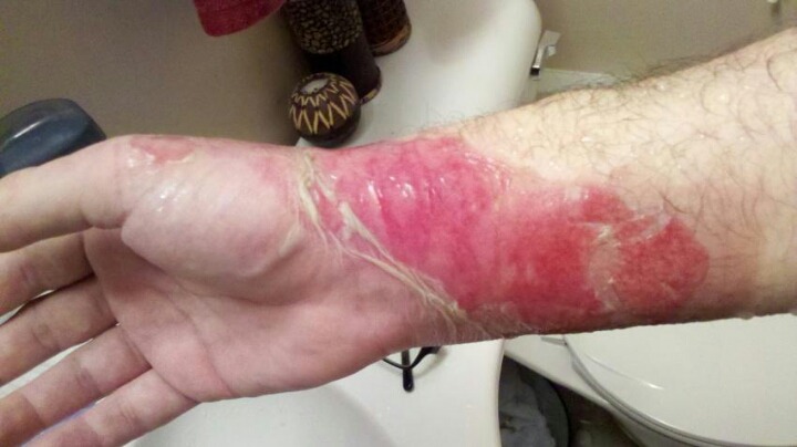 혐)쳐다본다고 알바에게 오뎅탕 던진 손놈 . jpg_1.jpg