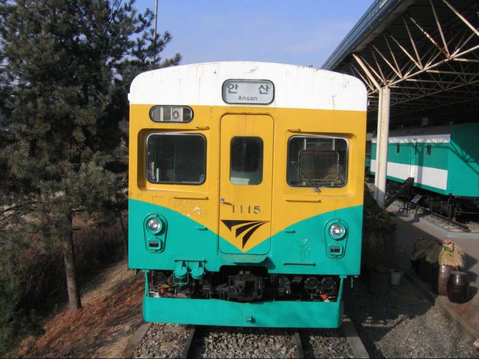 Korail_1115_preserved_in_railroad_museum.jpg