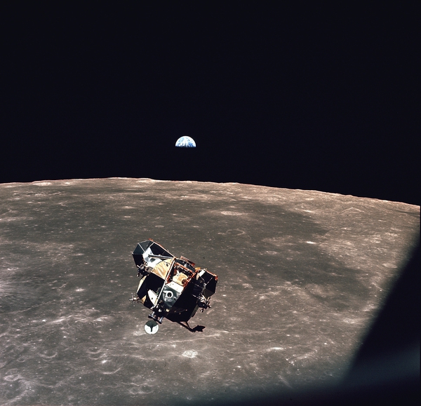 1969년 7월21일, 달 표면에 착륙했다가 사령선 ‘콜럼비아’로 귀환하고 있는 아폴로 11호의 착륙선 ‘이글’..jpg