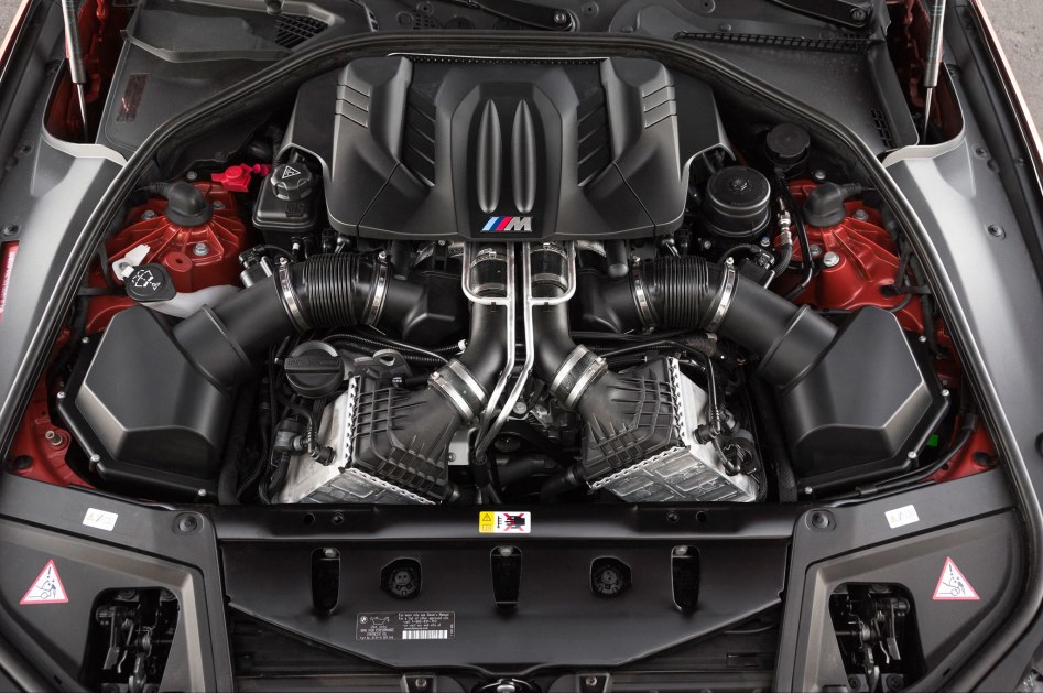 2014-BMW-M5-engine.jpg