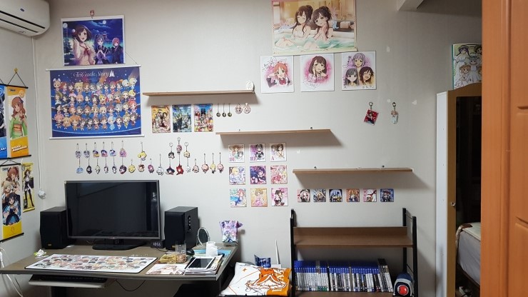 피규어장식대를 산 뒤 벽 굿즈 재배치!_1.jpg