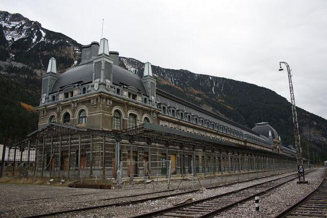 canfranc-station-abandoned.jpg