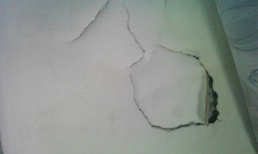 혹시 방 벽지 구멍 매우는거 전문가님 계신가요?? (이미지첨부해봅니다)_1.jpg