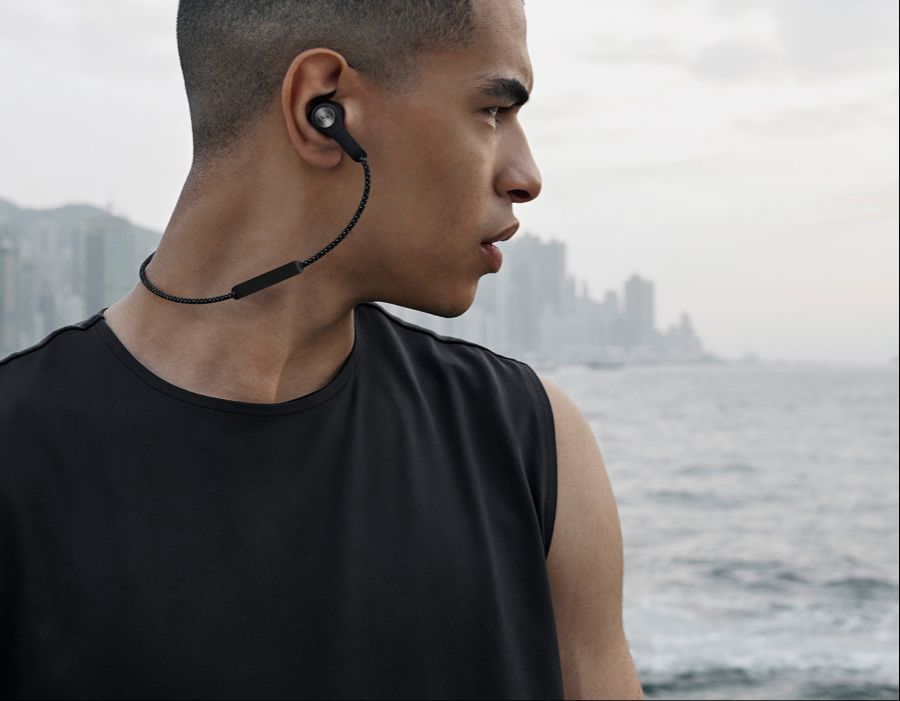 wireless_earbuds_beoplay_e6_black_bang_olufsen_running.jpg