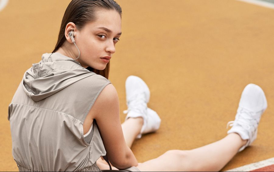 wireless_earbuds_beoplay_e6_sand_bang_olufsen_outdoor_activity.jpg