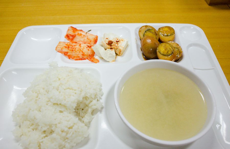용인의 어느 골프장 구내식당 아침과 한솥 치킨제육