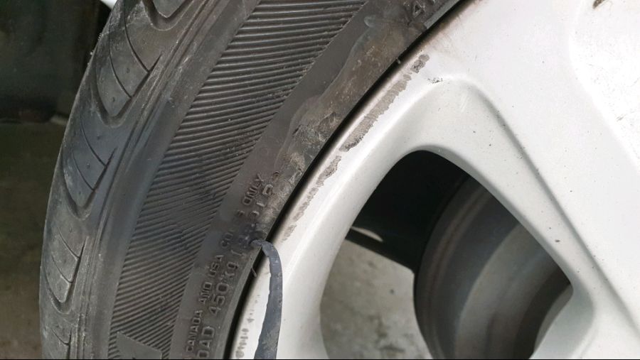 자전거 타이어 옆면 찟어짐