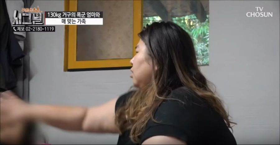 Screenshot_2018-10-26 방영일 2018 08 17시그널 130kg거구의폭군엄마와매맞는가족 - YouTube(10).png
