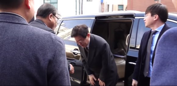 예의 바르게 인사하는 이재명 도지사_1.png