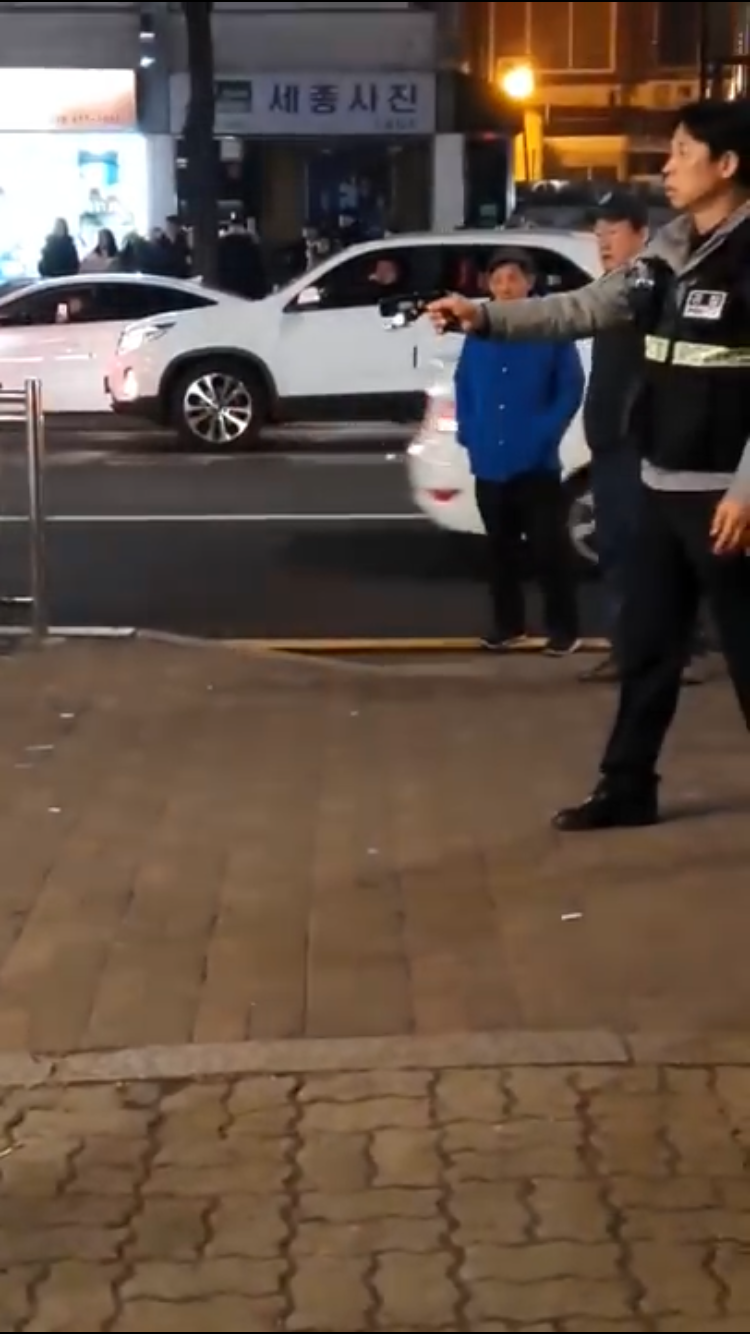 암사역사건 테이저건 한손파지 팩트.fact_1.png