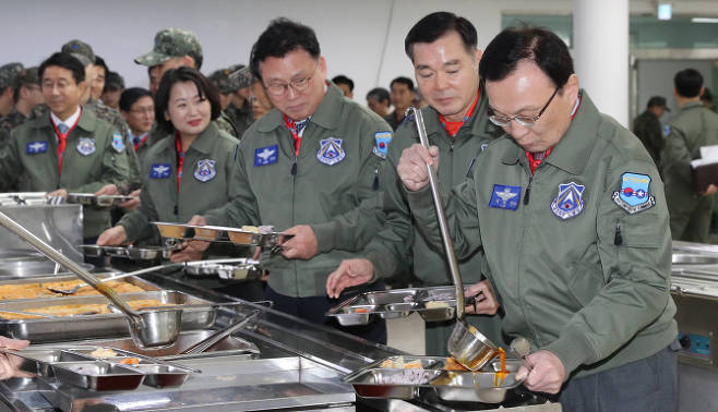 '김경수 악재'에도..이해찬, 군부대 돌며 설 민생행보_1.jpg