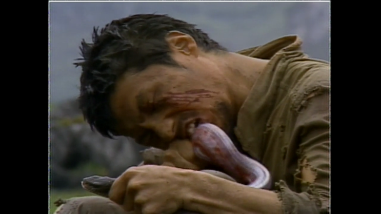 한국 드라마에서 배우가 실제로 뱀을 생으로 뜯어먹었던 장면.jpg_4.png