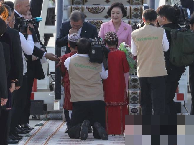 문재인대통령,투르크메니스탄 도착_3.jpeg
