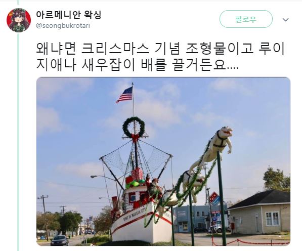 알비노 악어 위에서 만세하는 게.jpg_3.jpg