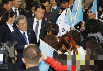 문재인대통령 내외,알마티 국립아카데미'고려극장'방문_2.jpeg