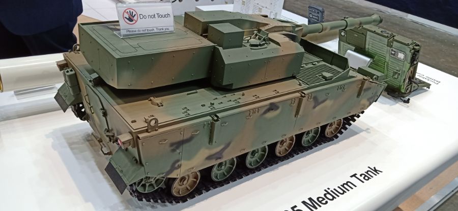 Hanhwa_K21-105_Medium_Tank_-_Rear_at_ADAS_2018.jpg