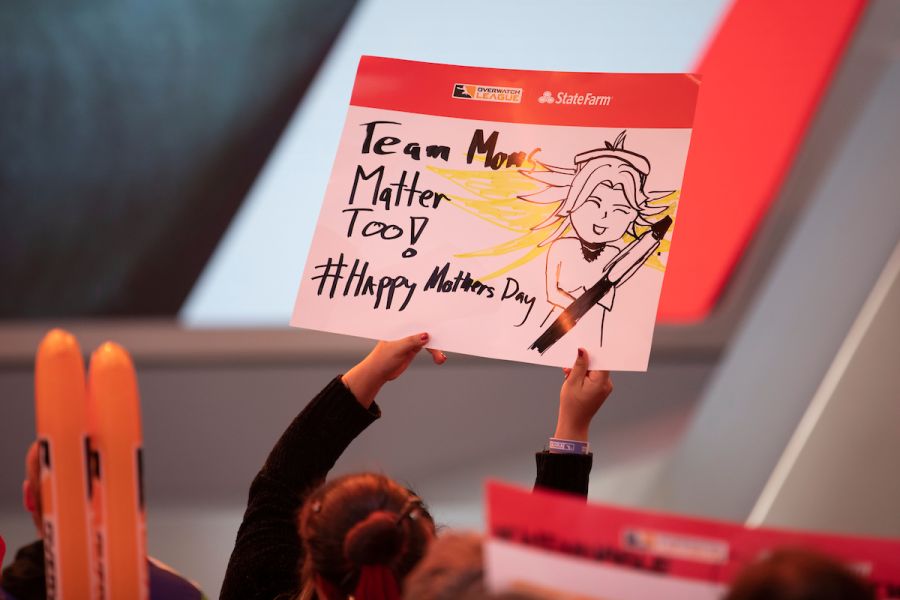 2019-S2W6D4-095654-mothers-day-fan-sign-Robert-Paul.jpg