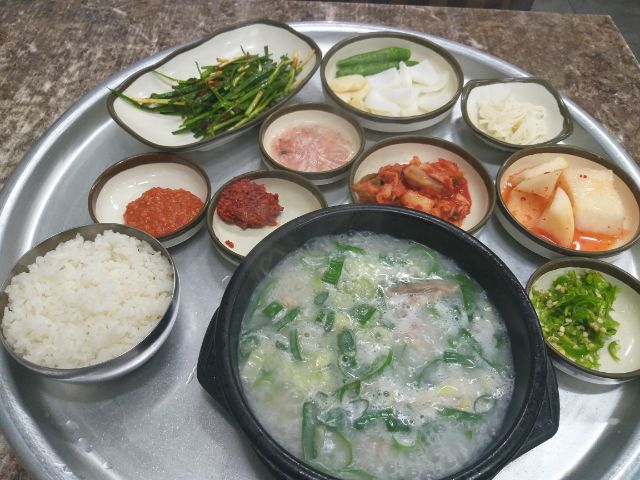 아침에 먹은 돼지 국밥
