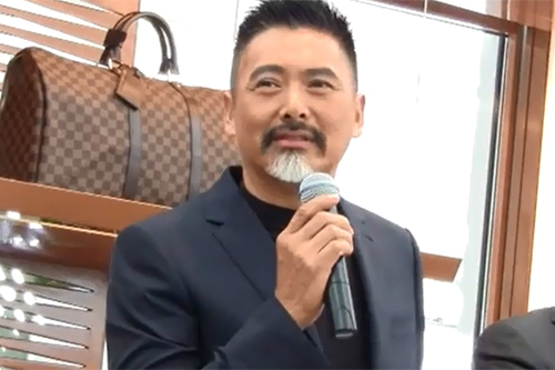 홍콩시위 시민들과 같이 있을 세남자_1.jpg