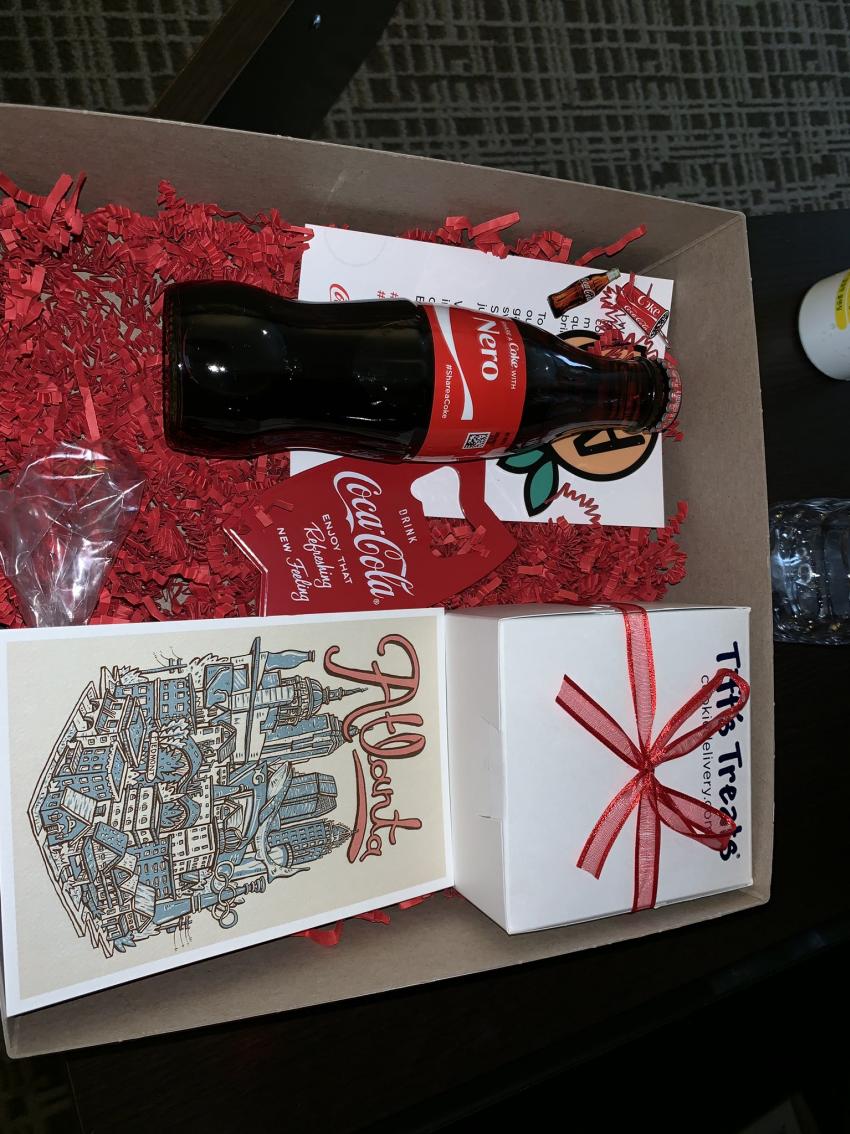 리그 공식 스폰서 코카콜라의 선물을 받은 선수들_1.jpg