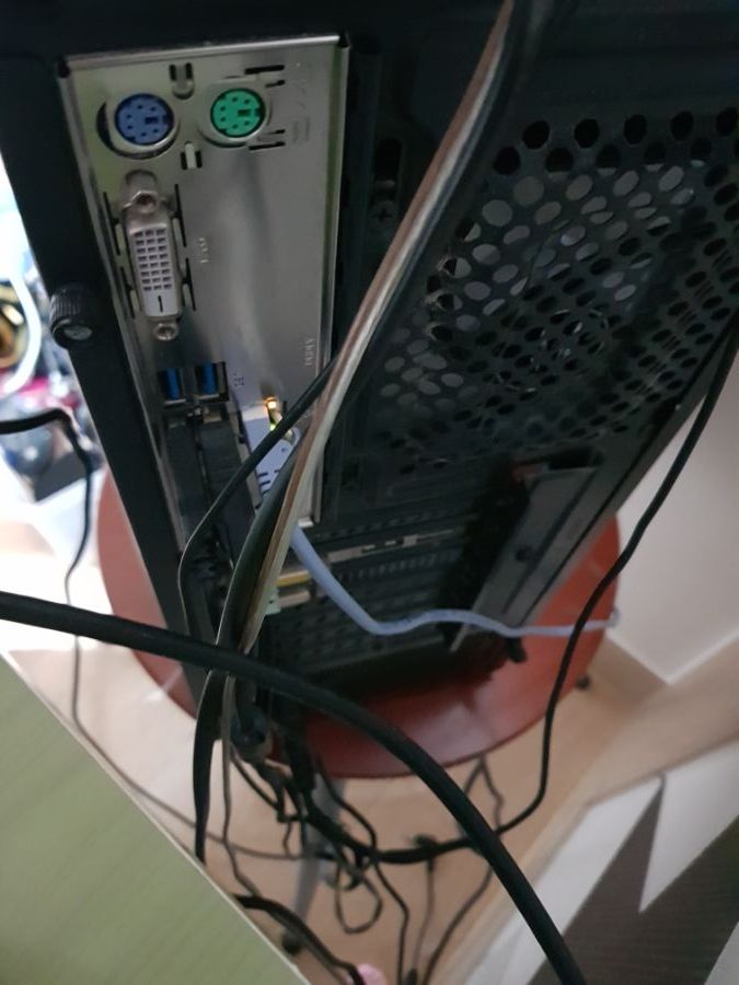 유게이들아 컴본체에 파란색 모니터선 꽂는데가업음_2.jpg