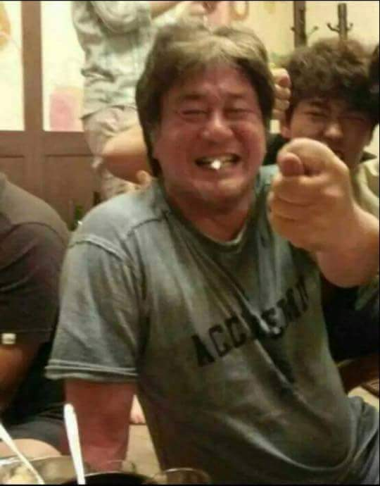 책 읽는 사람 / 수맥 찾는 사람 둘 / 수갑 찬 사람_1.png