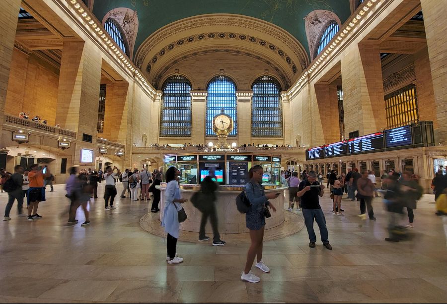 note10plus-grandcentral-ultrawide.jpg