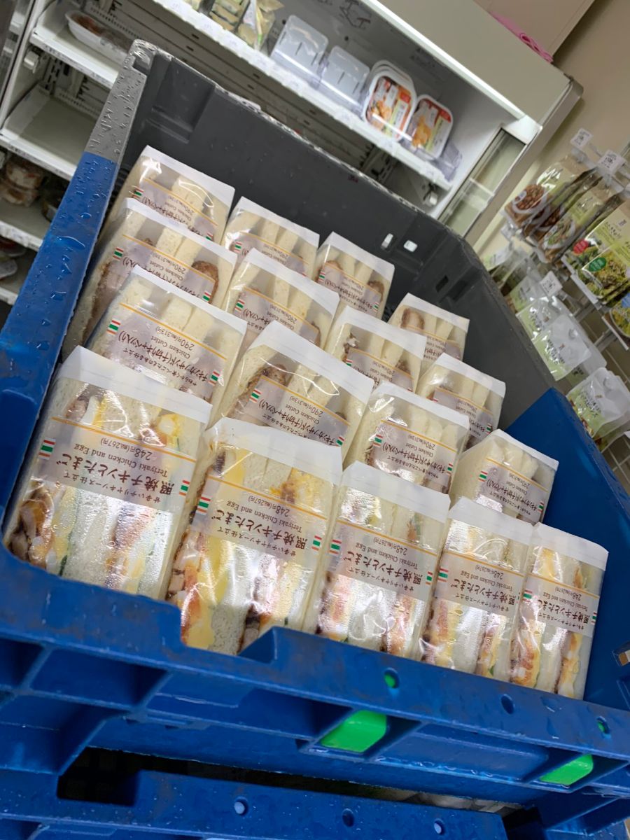 태풍으로 매대가 텅빈 편의점의 구세주.jpg_4.jpeg