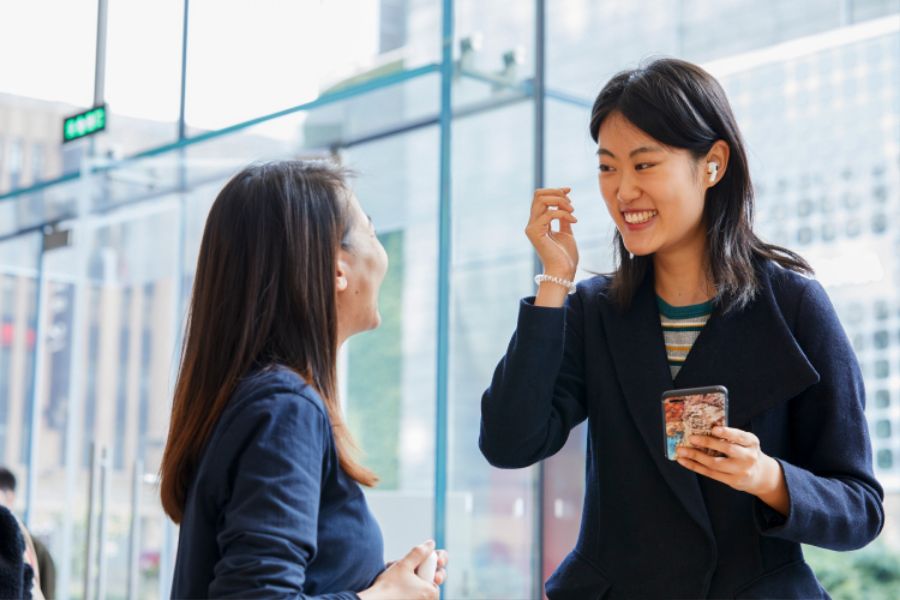 Apple-AirPod-Pro-launch-Shanghai-guest-with-team-member-10302019.jpg