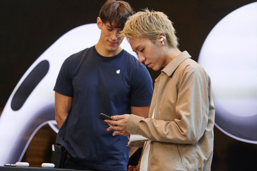 Apple-AirPod-Pro-launch-Tokyo-10302019.jpg