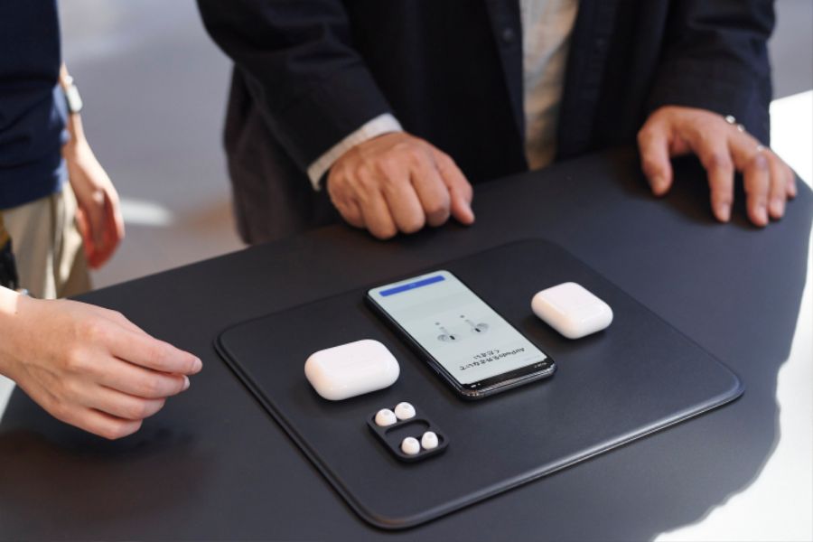 Apple-AirPod-Pro-launch-Tokyo-product-table-close-up-10302019.jpg