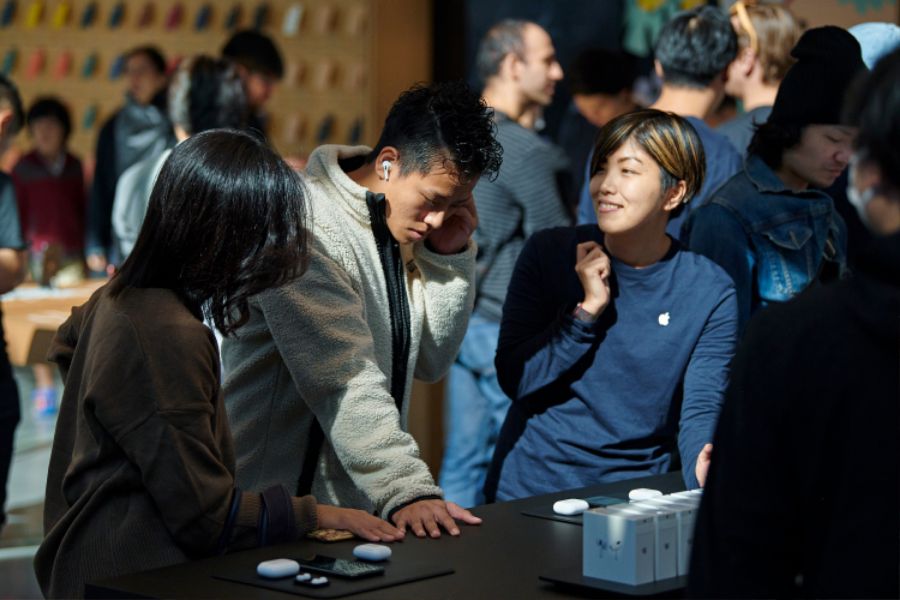 Apple-AirPod-Pro-launch-Tokyo-guests-with-team-member-10302019.jpg