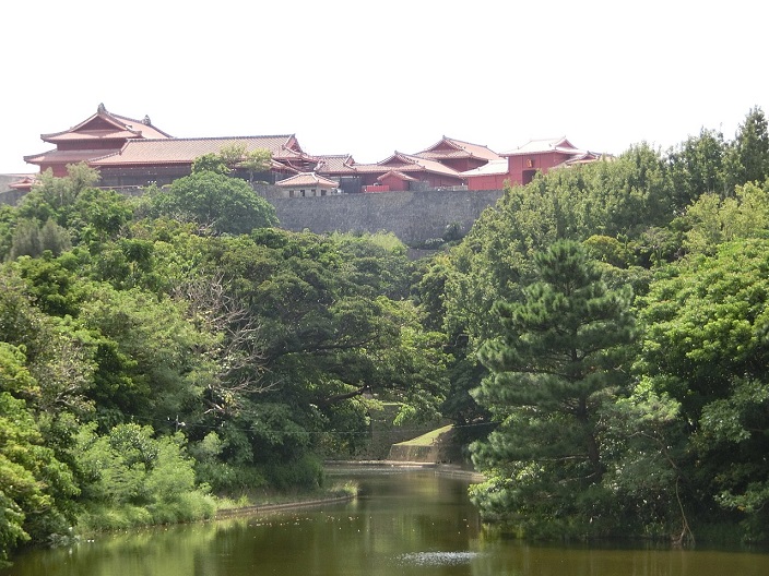 1280px-Ryutan_and_Shuri_Castle_01.jpg