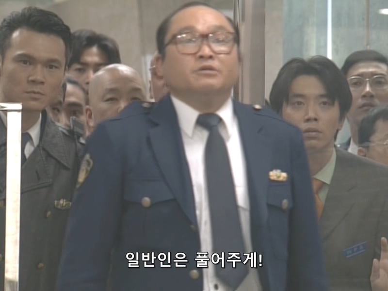 1997.12.30방영 춤추는대수사선 연말특별경계편 Part 2 (800x600)-나카마 유키에,히로스에 료코 출연.avi_20191201_204830.470.jpg