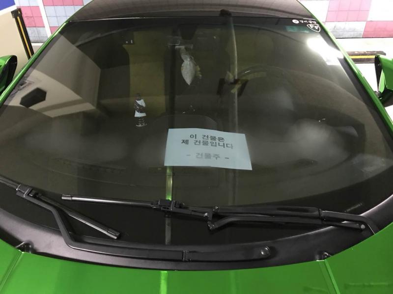 주차라인 2칸 쳐먹어도 인정하는 차.jpg_2.jpg